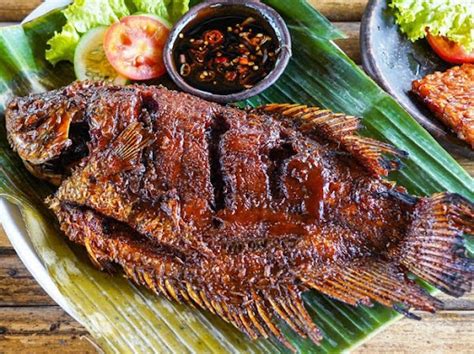 Rasakan Kelezatan Lesehan Cahaya Laut: Santap Sore di Pinggir Pantai Cilacap